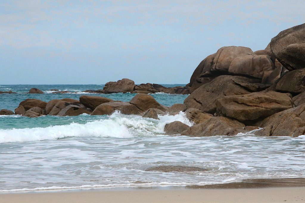 Une superbe plage bretonne et ses rochers