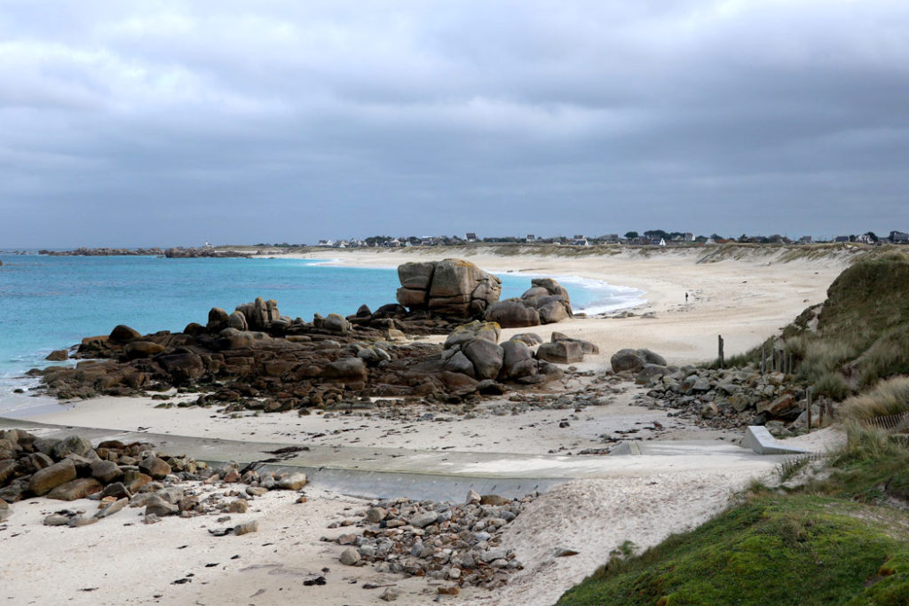 Un belle plage déserte sur la cote bretonne
